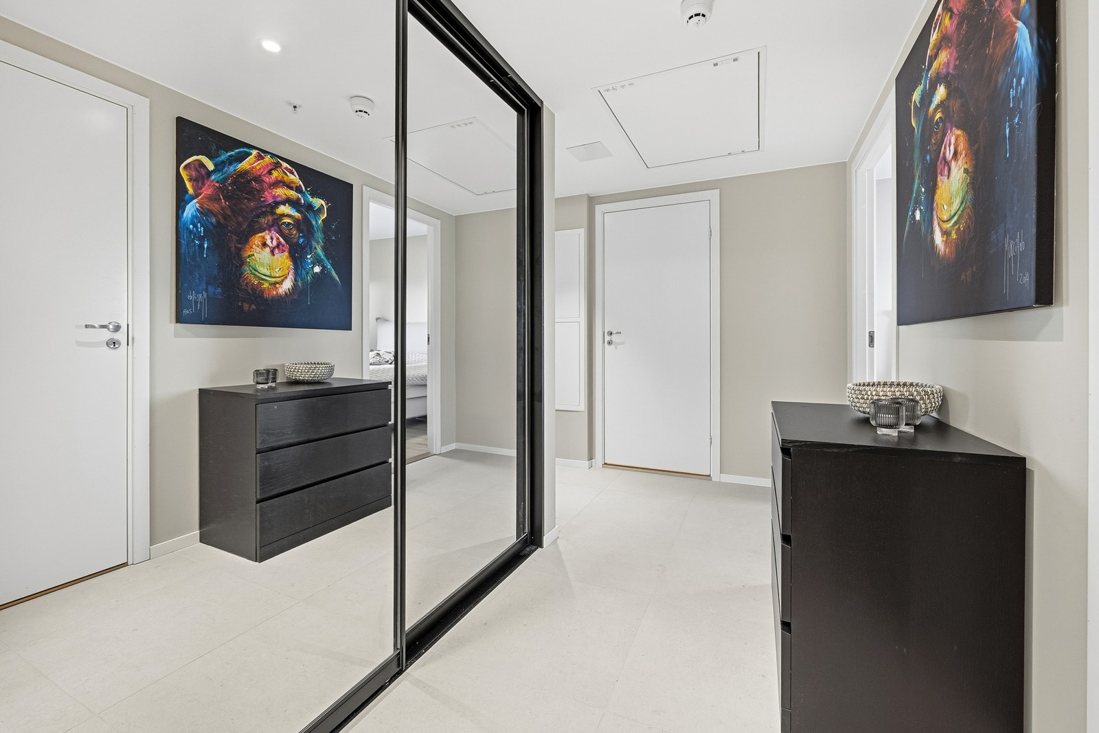 Det er satt inn romslig skyvedørsgarderobe med speilfronter. Galleribilde