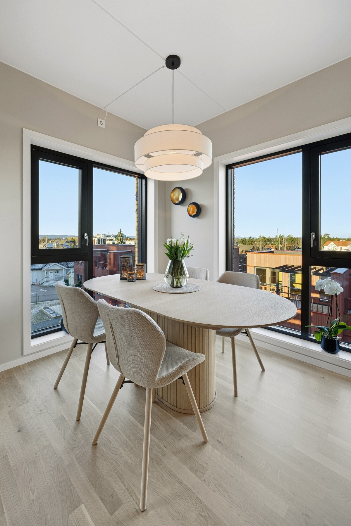 Stue med store vindusflater. Galleribilde