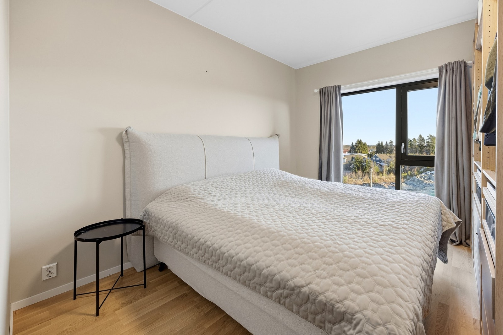 Hovedsoverom. Det er montert screens på vindu. Galleribilde