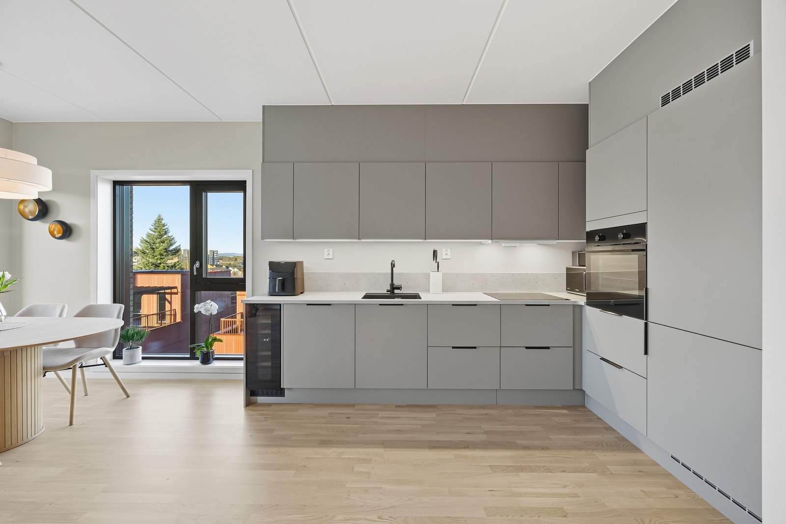 HTH kjøkkeninnredning oppgradert med vinskap og ekstra høyskap med stekeovn. Galleribilde