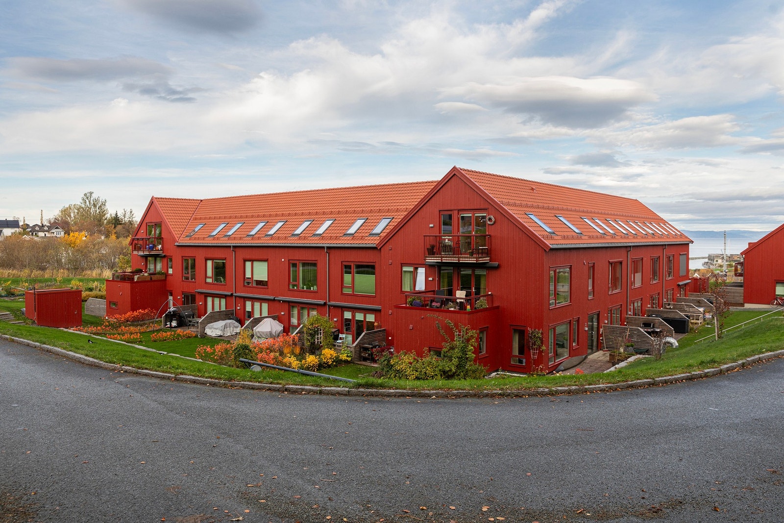 I tillegg til de flotte uteområdene sett fra denne siden, har sameiet også et felles uterom i gårdstunet, samt et opparbeidet uteareal og hageanlegg mot vest. Galleribilde