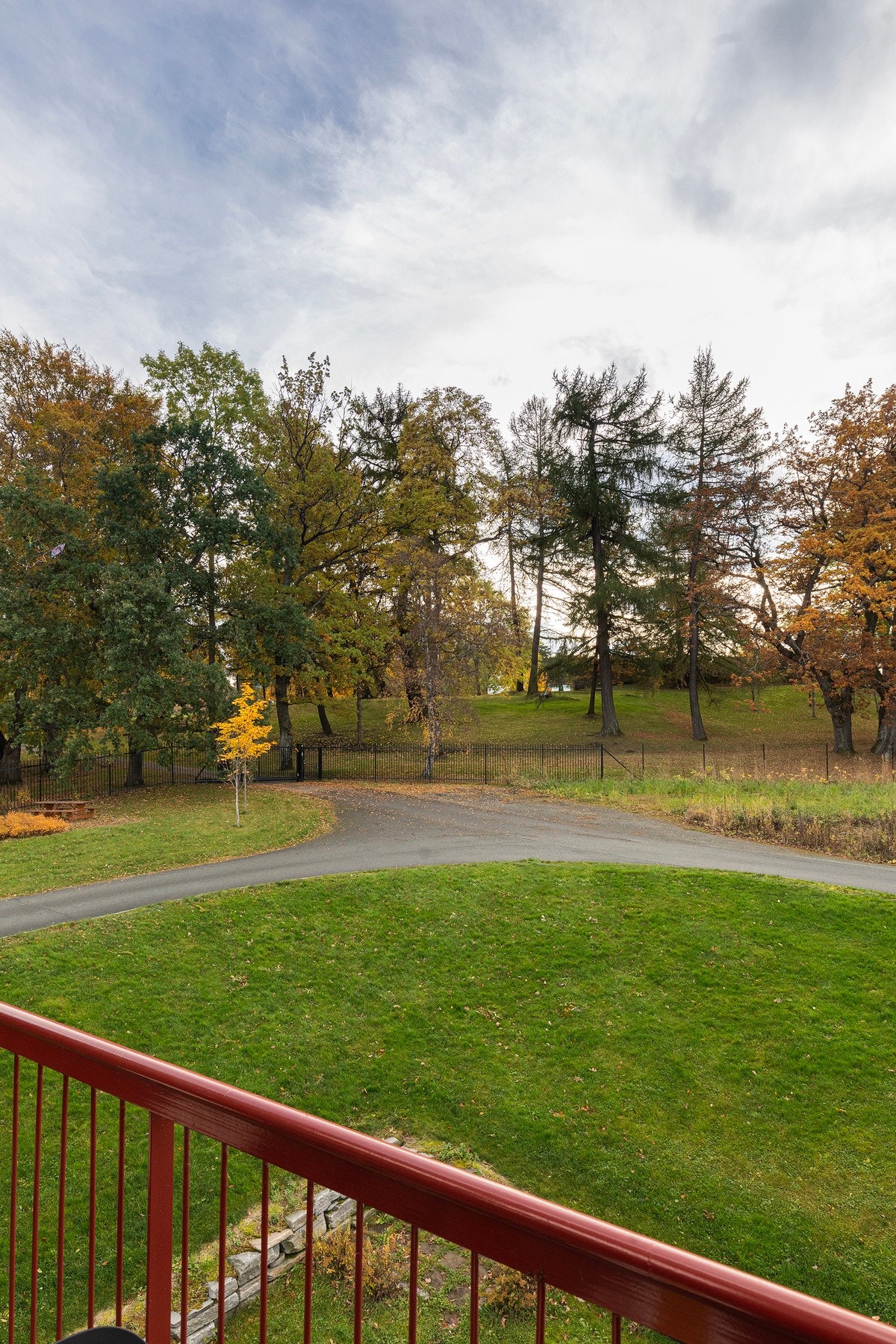 Utsyn fra balkongen. Sameiet Grilstad Gård har flotte, grønne fellesområder, og grenser mot gamle Grilstad Gård. Parken her og det vernede kulturlandskapet på Grilstad er nærmeste nabo. Galleribilde