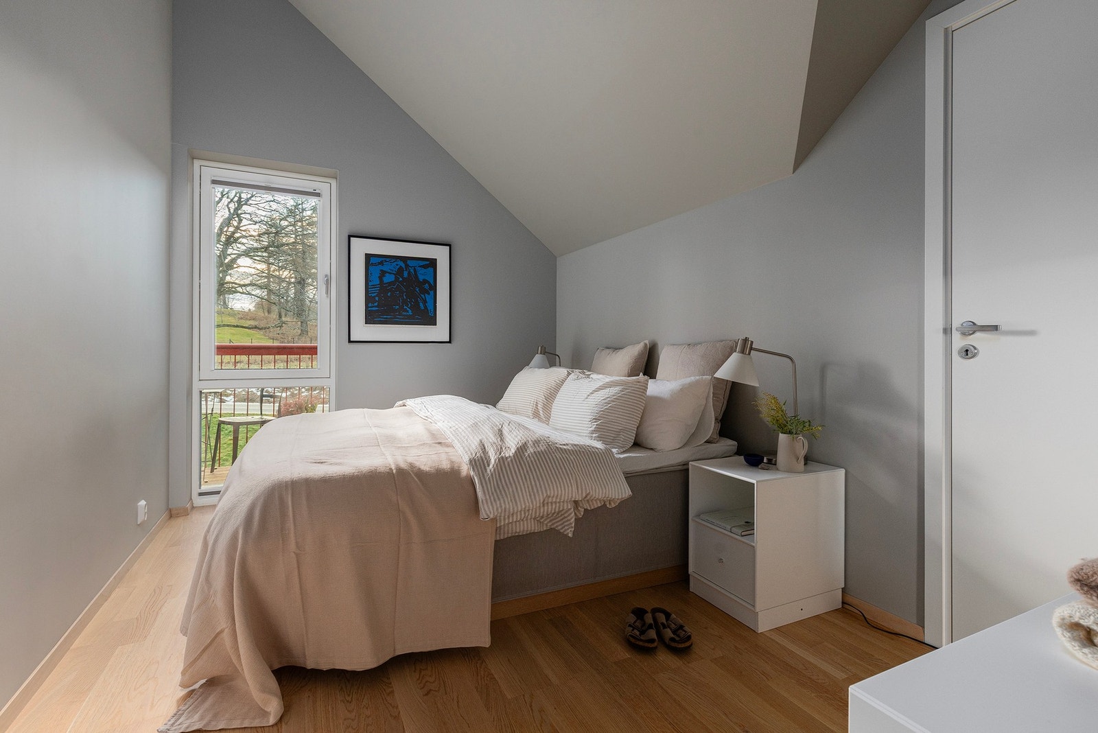 Soverommet har også den gode romfølelsen og den gode takhøyden. Mer enn god nok plass til en stor dobbeltseng. Galleribilde