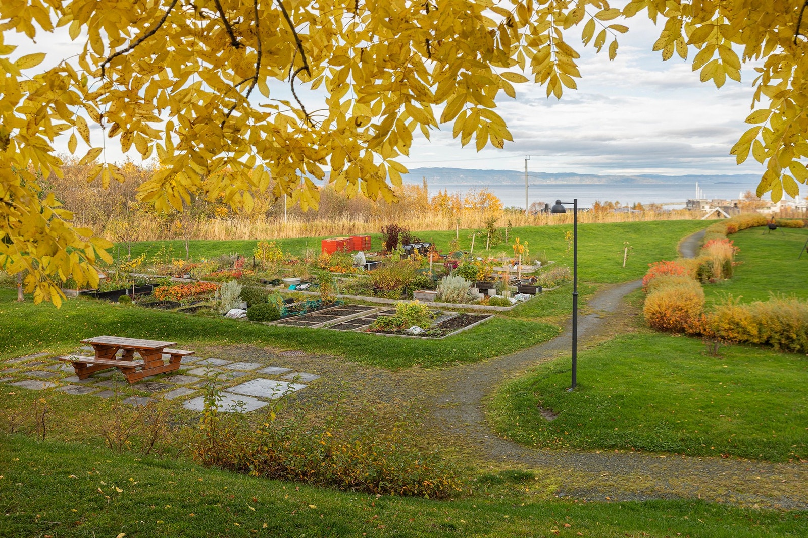 Grilstad Gård ligger for seg selv med utsikt over fjorden og Grilstad Marina. En liten grønn oase med sentral beliggenhet. Gode bussforbindelser, samt tog, ligger heller ikke lagt unna. Galleribilde