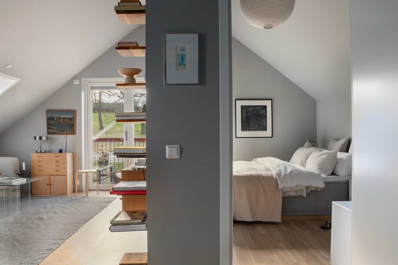 Ved siden av stua ligger leilighetens luftige og romslige soverom. Galleribilde