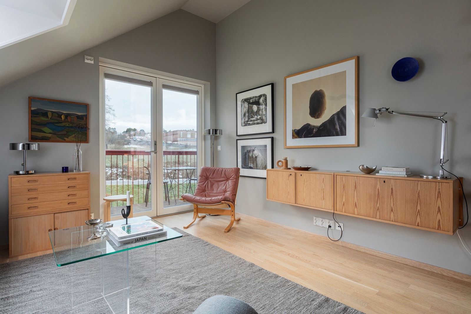 I stua har man god plass til både sofa- og spisegruppe, og videre fra stua har man utgang til en egen balkong. Galleribilde