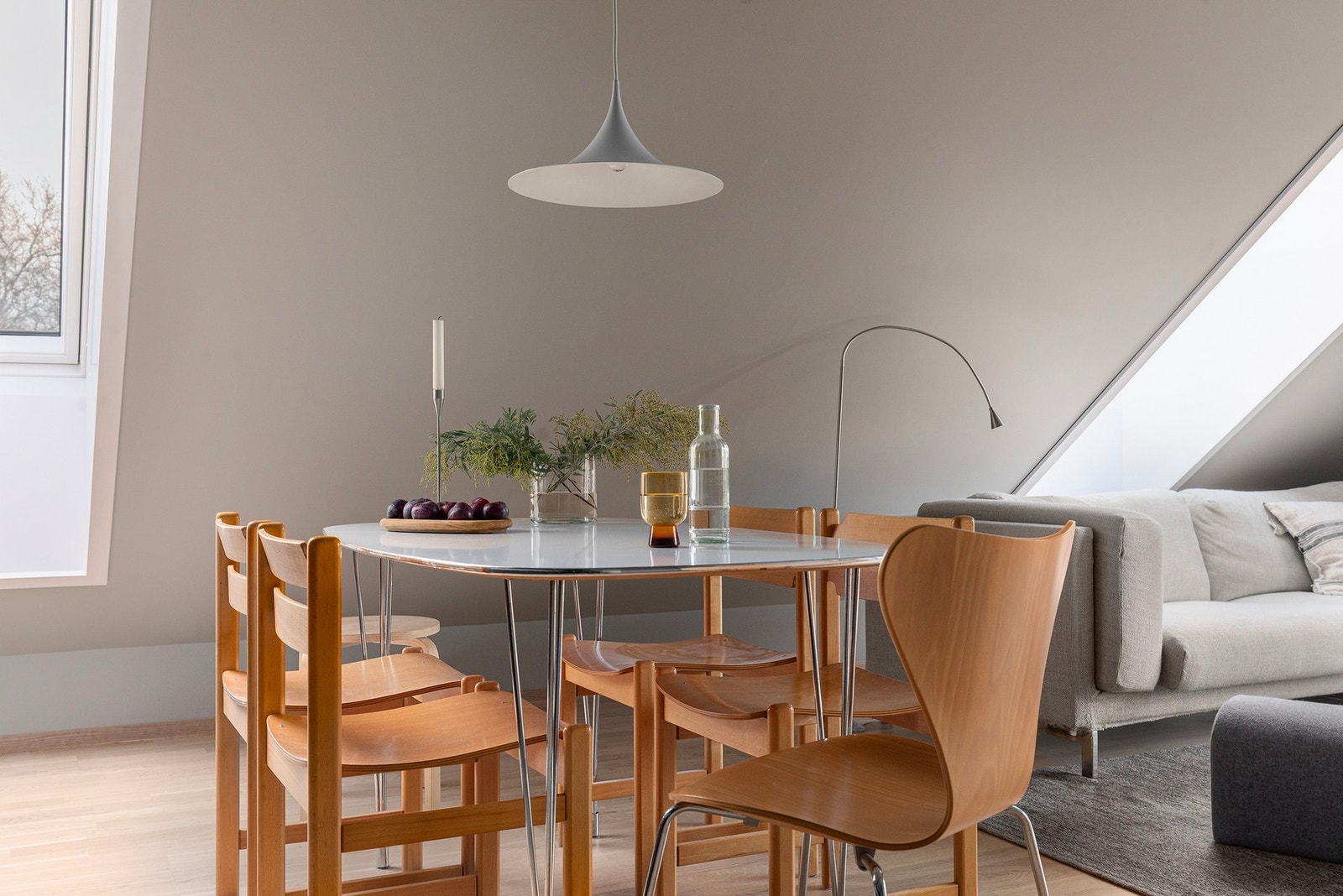 Når det gjelder oppvarming, har leiligheten vannbåren gulvvarme - via fjernvarme. Kostnaden for dette faktureres den enkelte i sameiet (for faktisk forbruk). Balansert ventilasjon er det også. Galleribilde