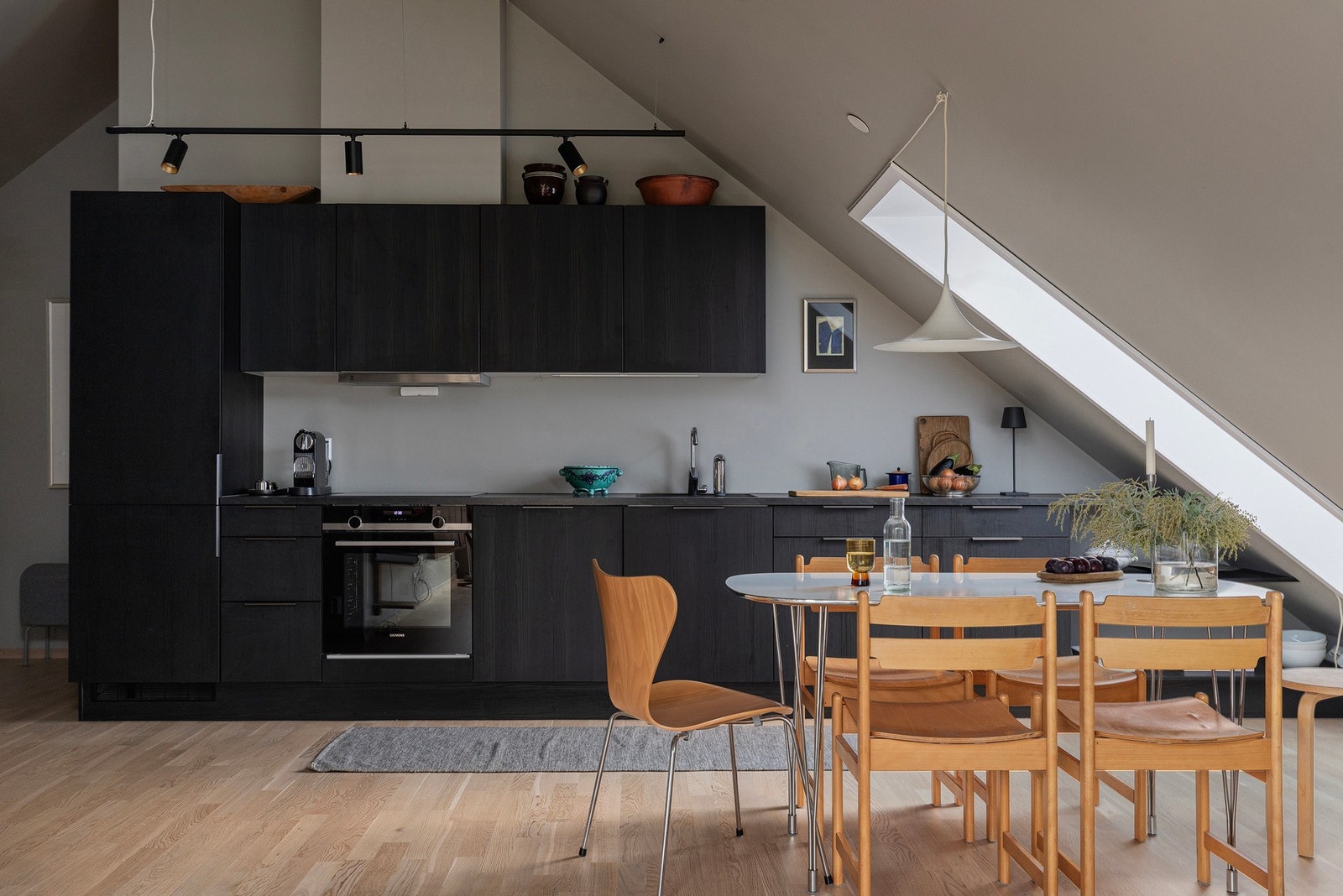 Lekkert og tidløst kjøkken fra HTH, med integrerte hvitevarer fra Siemens. Galleribilde