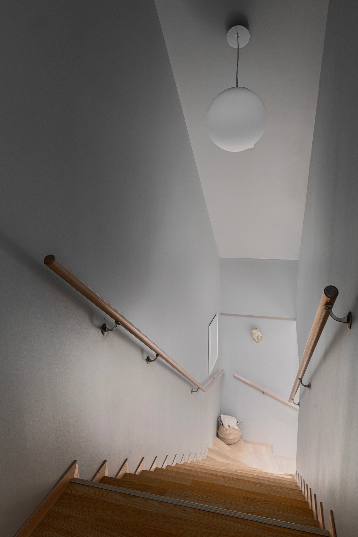 Flott trapp som fører ned til den private entréen. Galleribilde