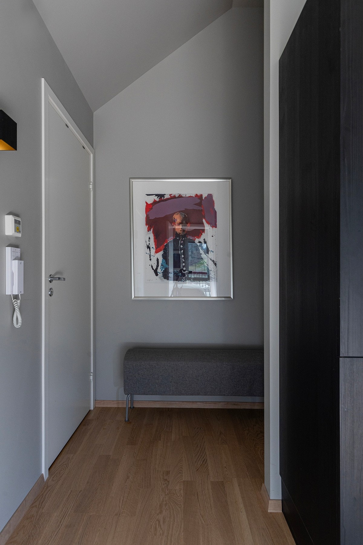 Videre har man en gang mot trapp som fører ned til en egen og privat entré. Porttelefon er praktisk plassert ved stua og øvrige oppholdsrom i denne etasjen. Galleribilde