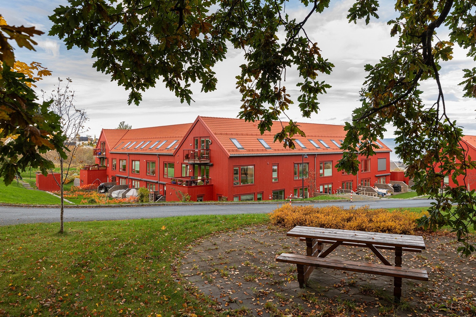 Bygget ligger dessuten i en blindgate, og det er slik sett ingen gjennomfartstrafikk forbi leiligheten eller sameiet. Nedkjøring til p-kjeller ligger også på motsatt side fra der leiligheten ligger. Gjesteparkering er det også (utendørs). Galleribilde