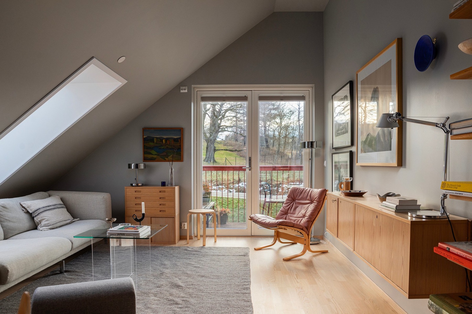 Velkommen til Grilstadvegen 57 T. En luftig, lun og innbydende 2-roms leilighet med en fantastisk takhøyde og romfølelse! Foto: Sofie Brovold. Galleribilde