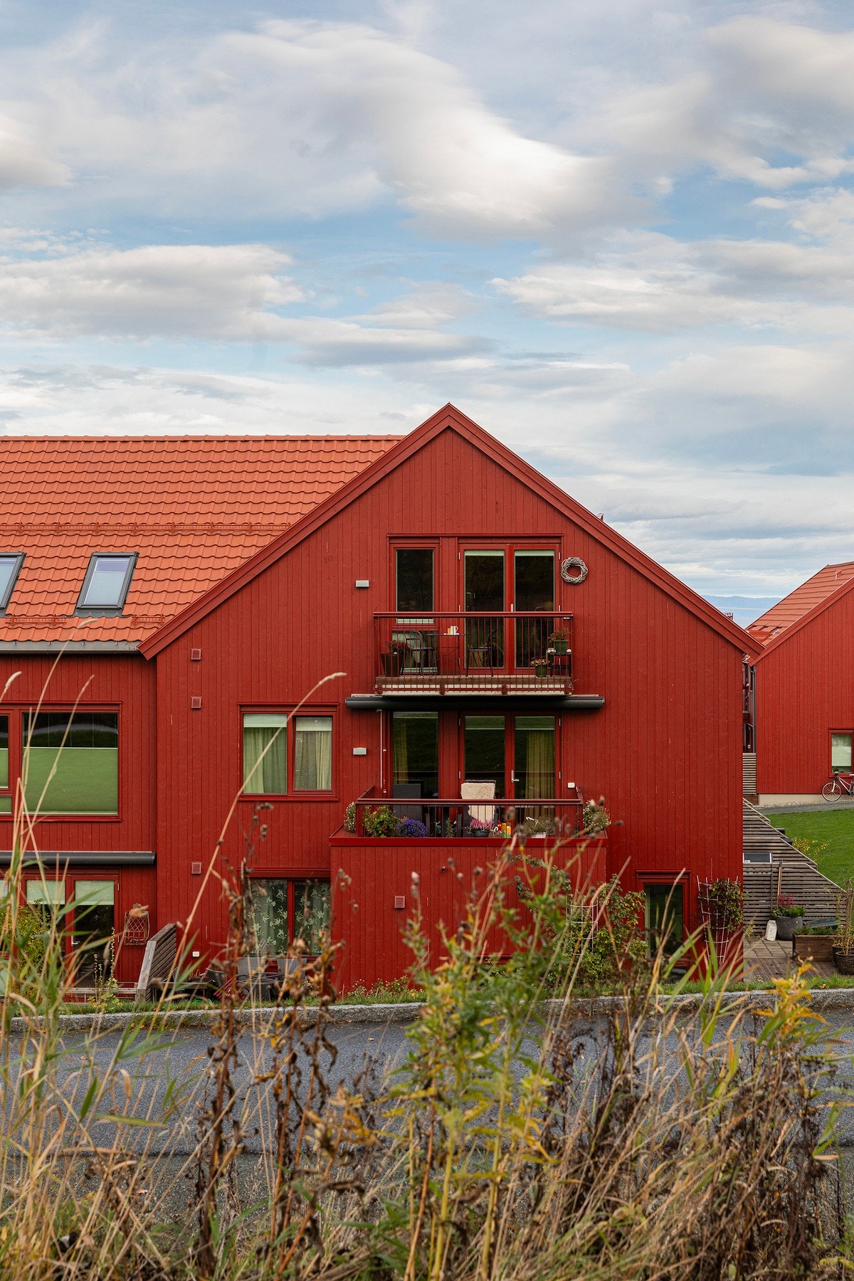 Leiligheten ligger i byggets øverste etasje med sin private balkong. Sameiet har ellers innvendig sykkelparkering - egen bod for det, pluss sykkelstativ i selve garasjen. Galleribilde
