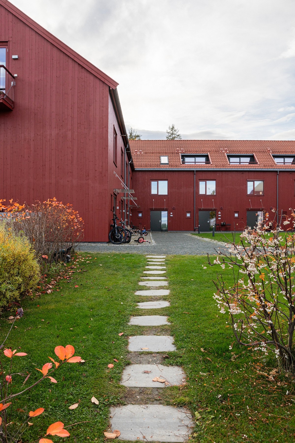 Det grønne og hyggelige gårdstunet til sameiet - velkommen til hyggelig visning! Galleribilde