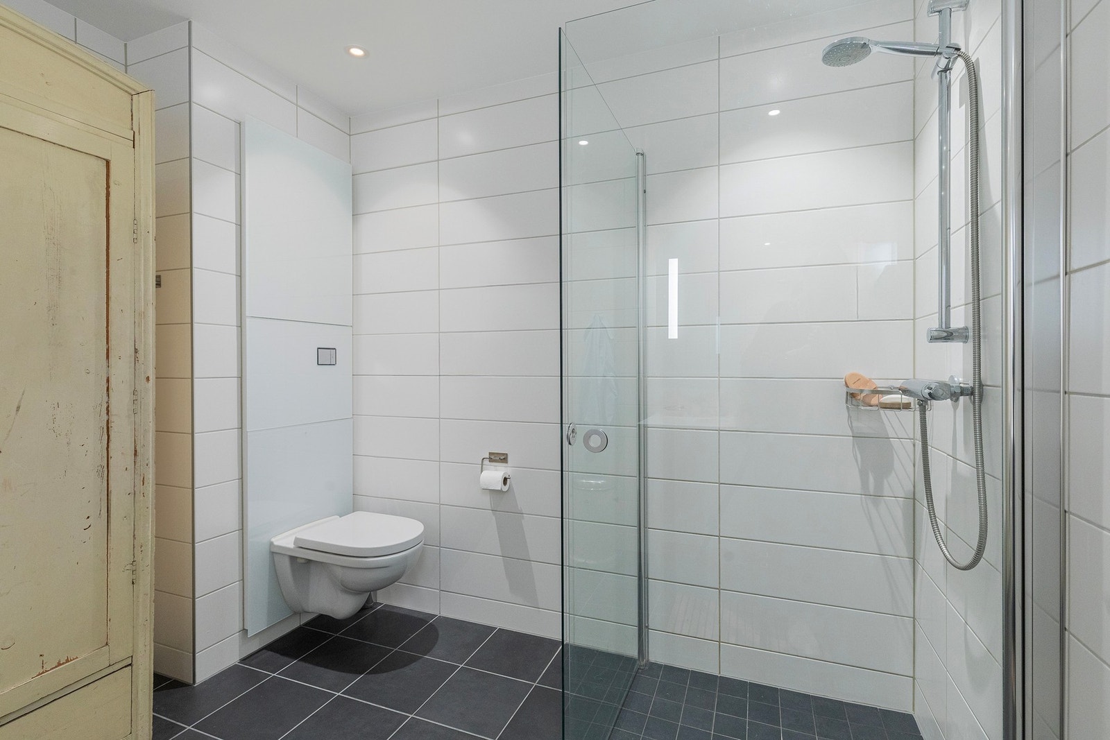 Vannbåren varme også på badet. Alle forhold i boligen er vurdert til enten tilstandsgrad 1 eller 0 (TG1 og TG0) ifølge takstmann. Galleribilde