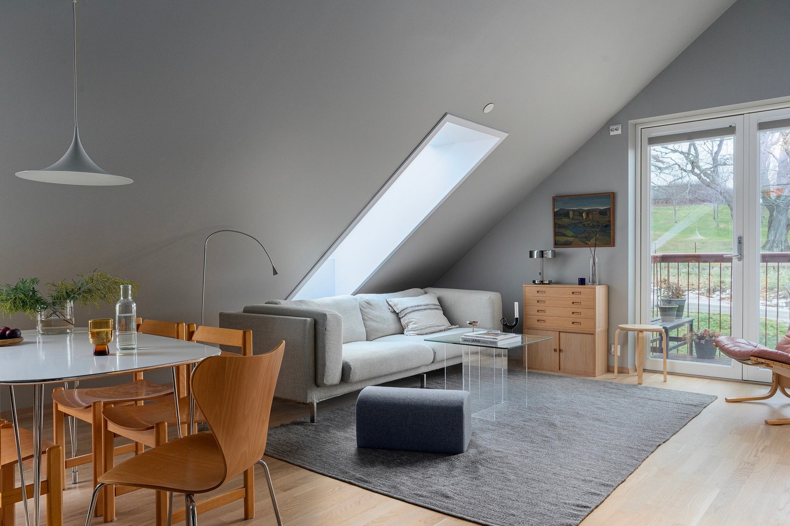 Leiligheten ligger i byggets øverste etasje, og den gode takhøyden i stua på hele 3,3 m bidrar virkelig til en god romfølelse. Galleribilde