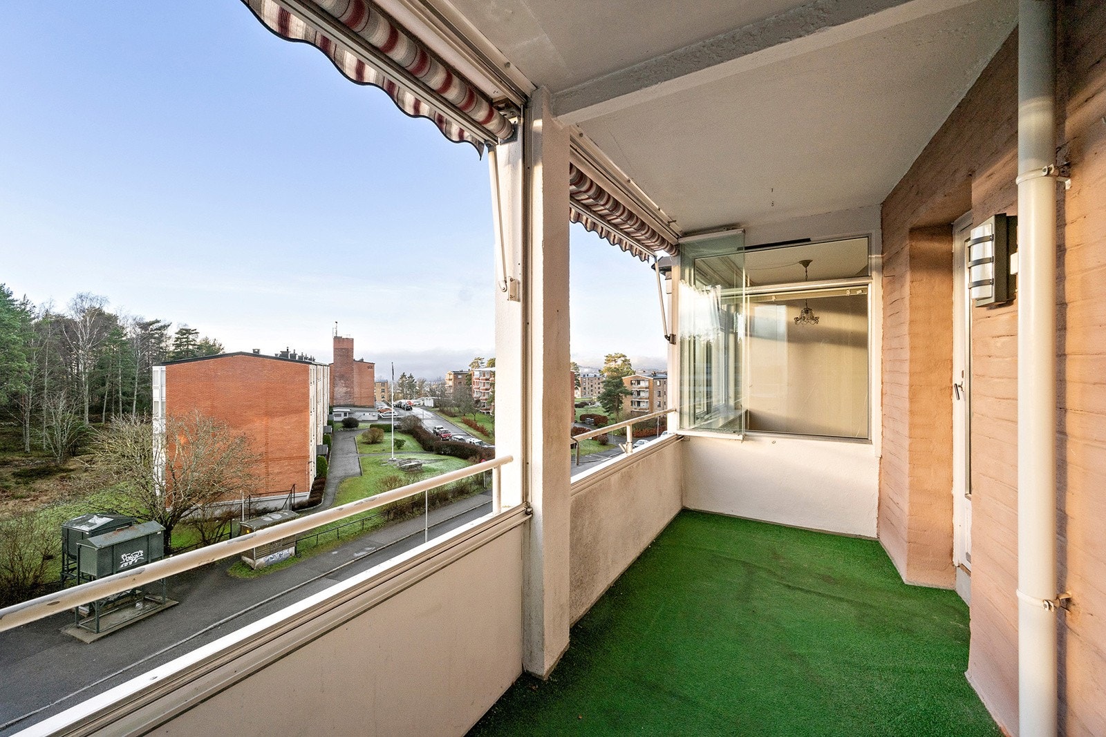 Balkongen har innglassing, så man kan velge om man vil ha åpen eller lukket balkong. Galleribilde