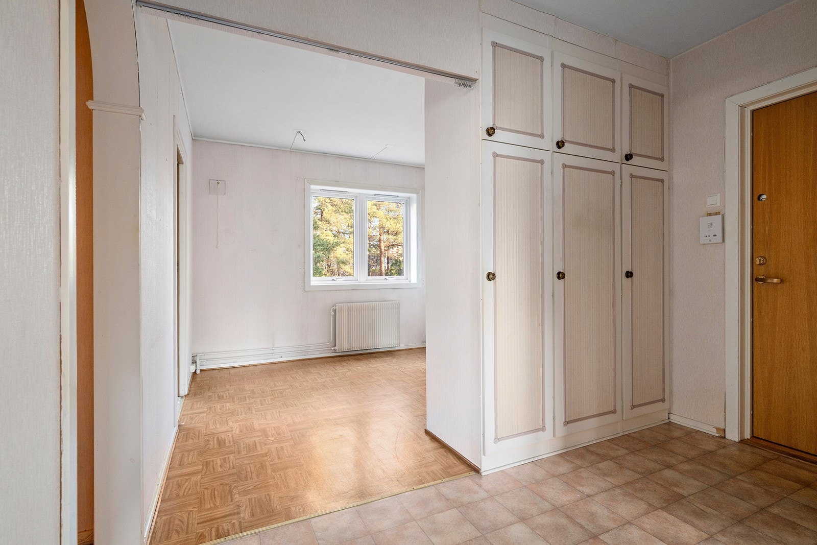 Entré med garderobeskap. Galleribilde