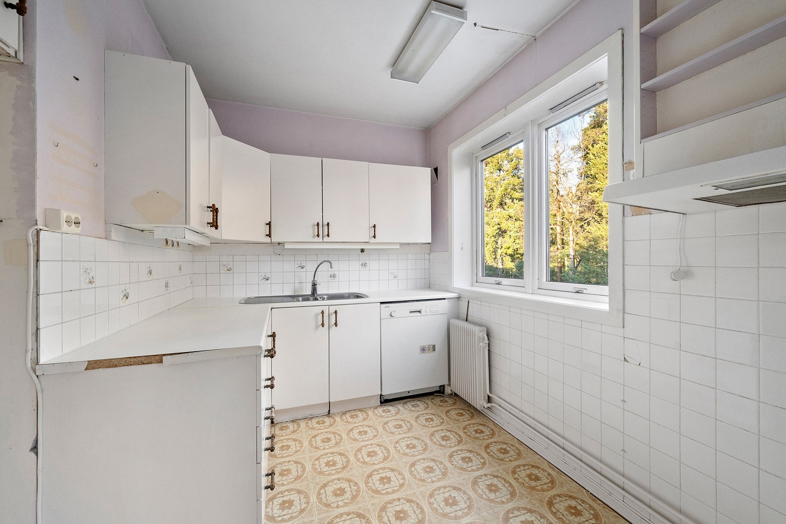 Kjøkken med opplegg for oppvaskmaskin. Galleribilde