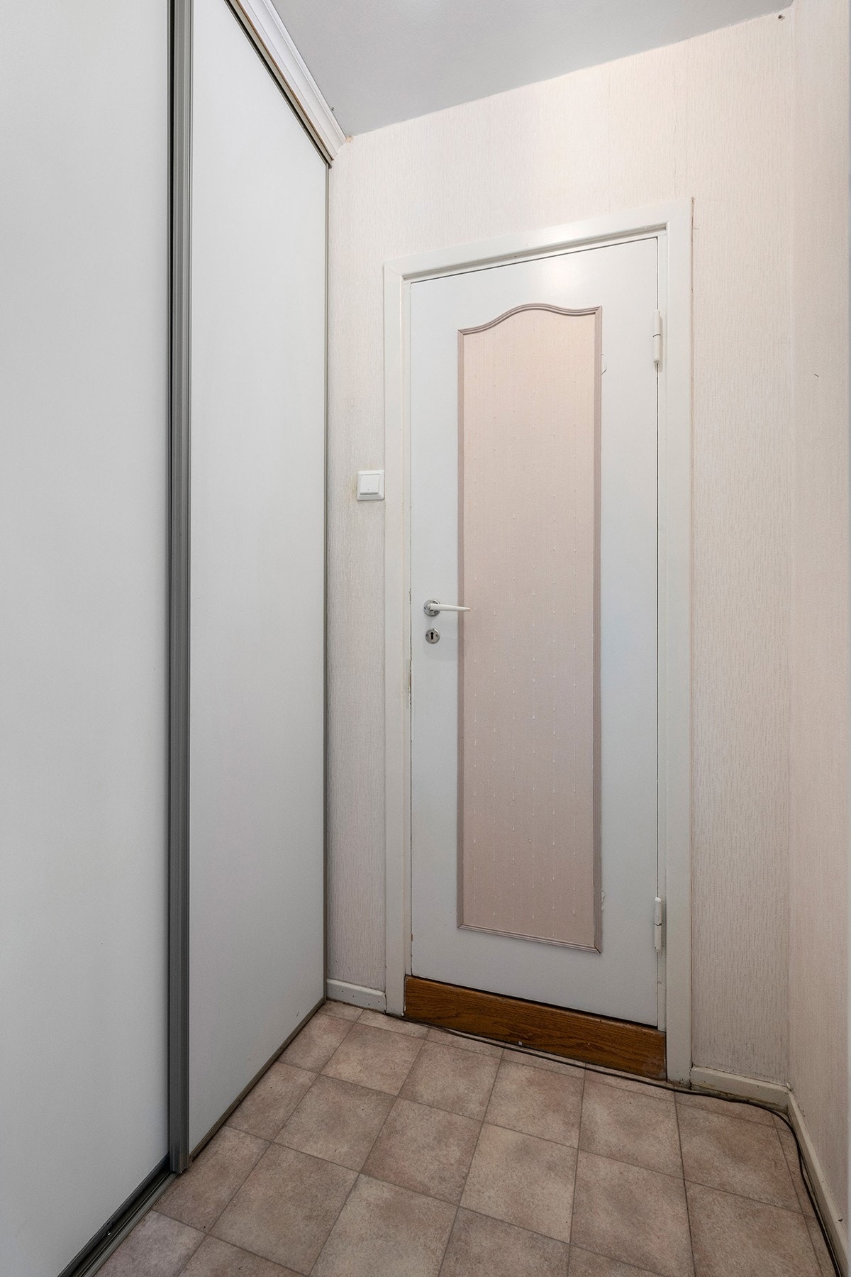 Entré med skyvedørsgarderobe. Galleribilde