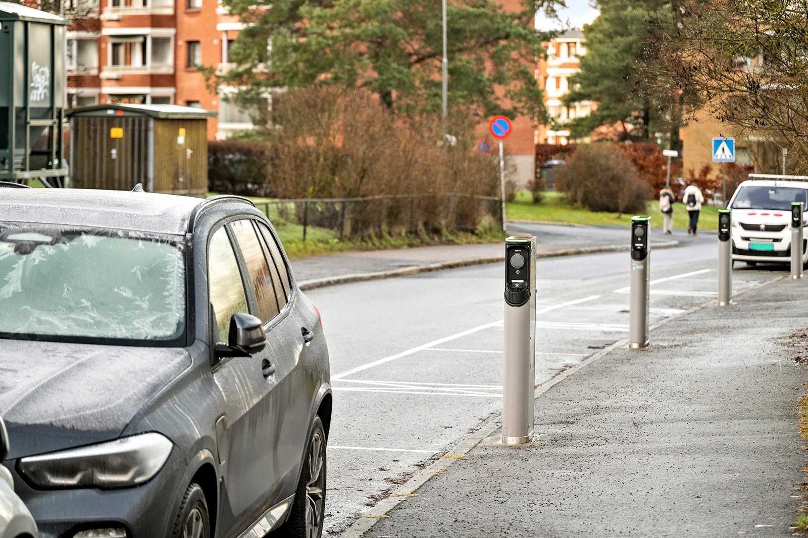 Ladestasjoner for el-biler rett utenfor blokken. Galleribilde