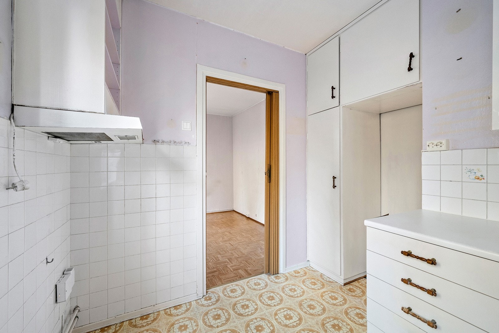 Kjøkken med plass for løs komfyr. Galleribilde