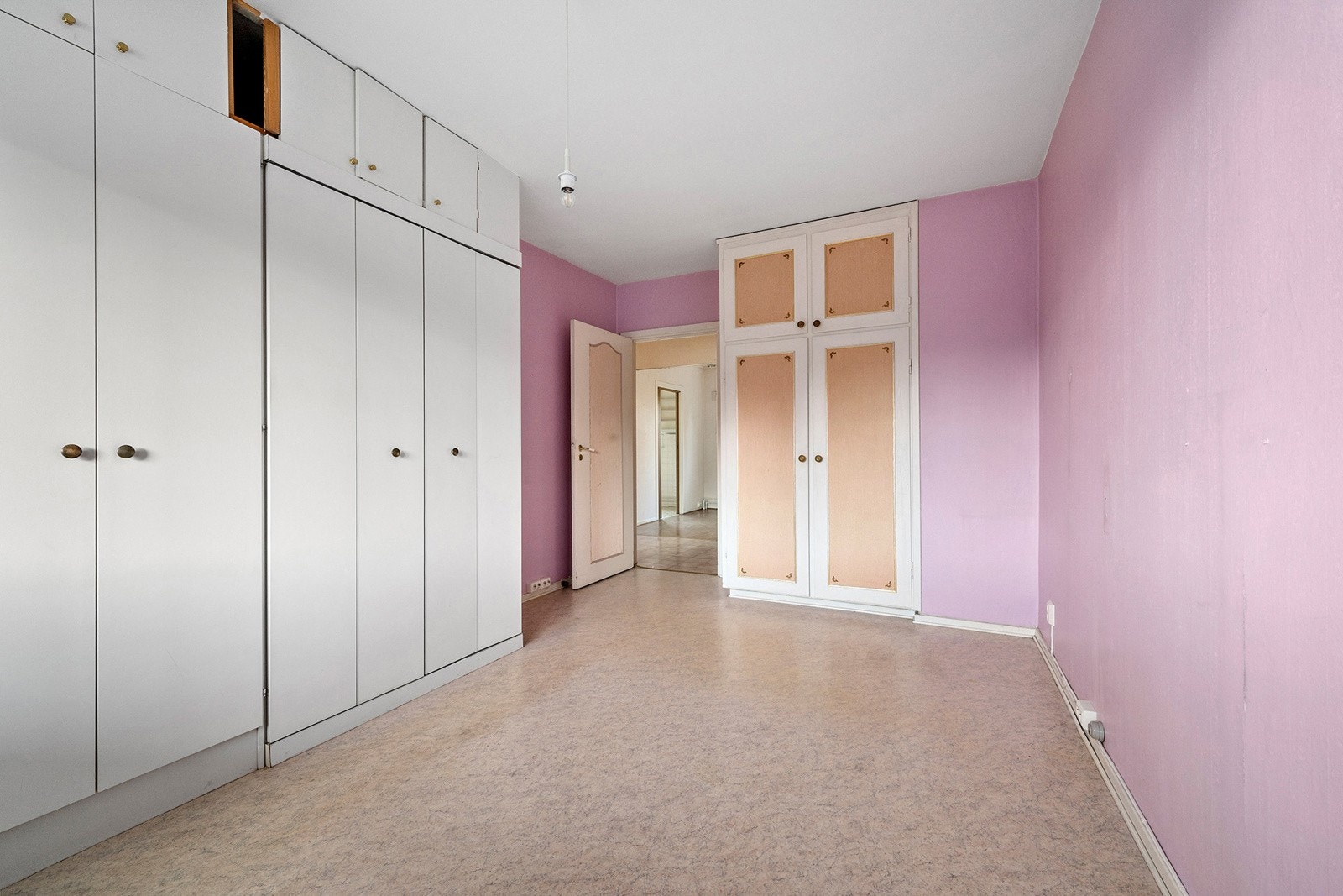 Soverom med garderobeskap. Galleribilde