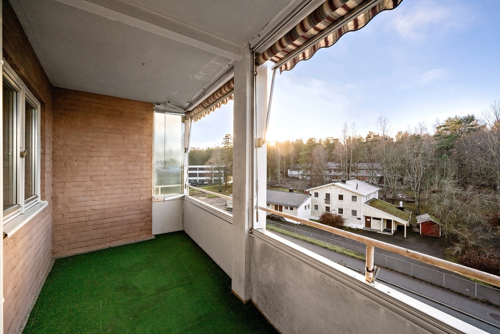 Balkong med markise. Galleribilde