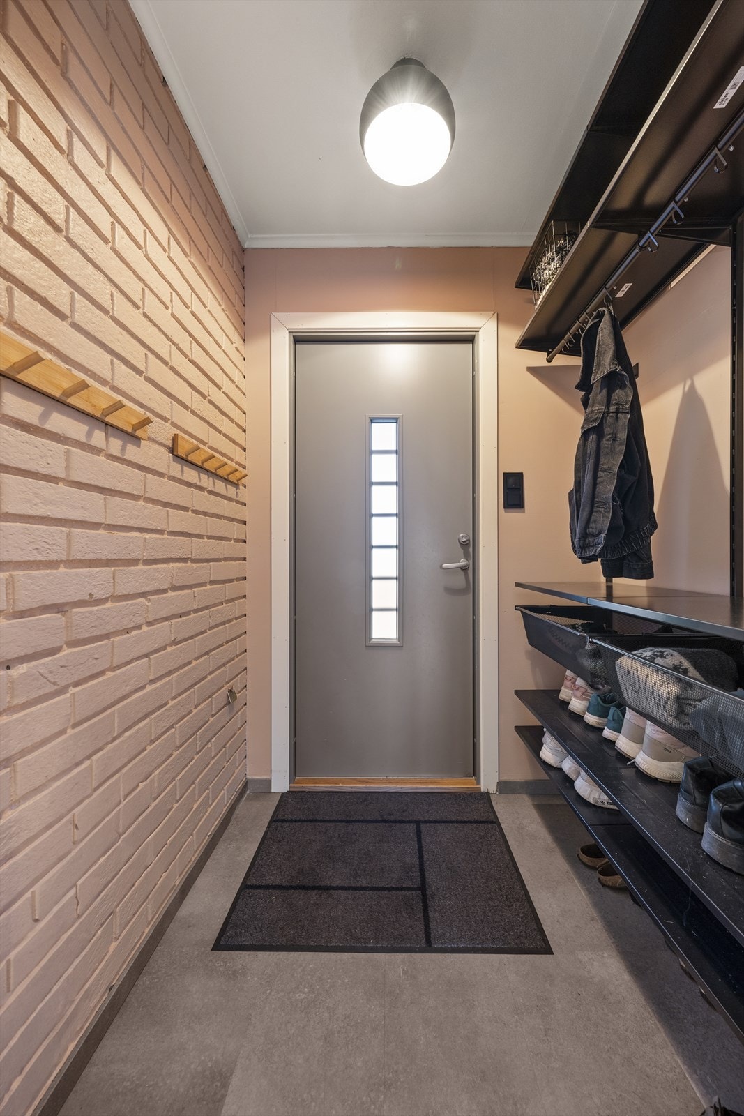 Velkommen inn i en entré med god garderobe løsning. Galleribilde