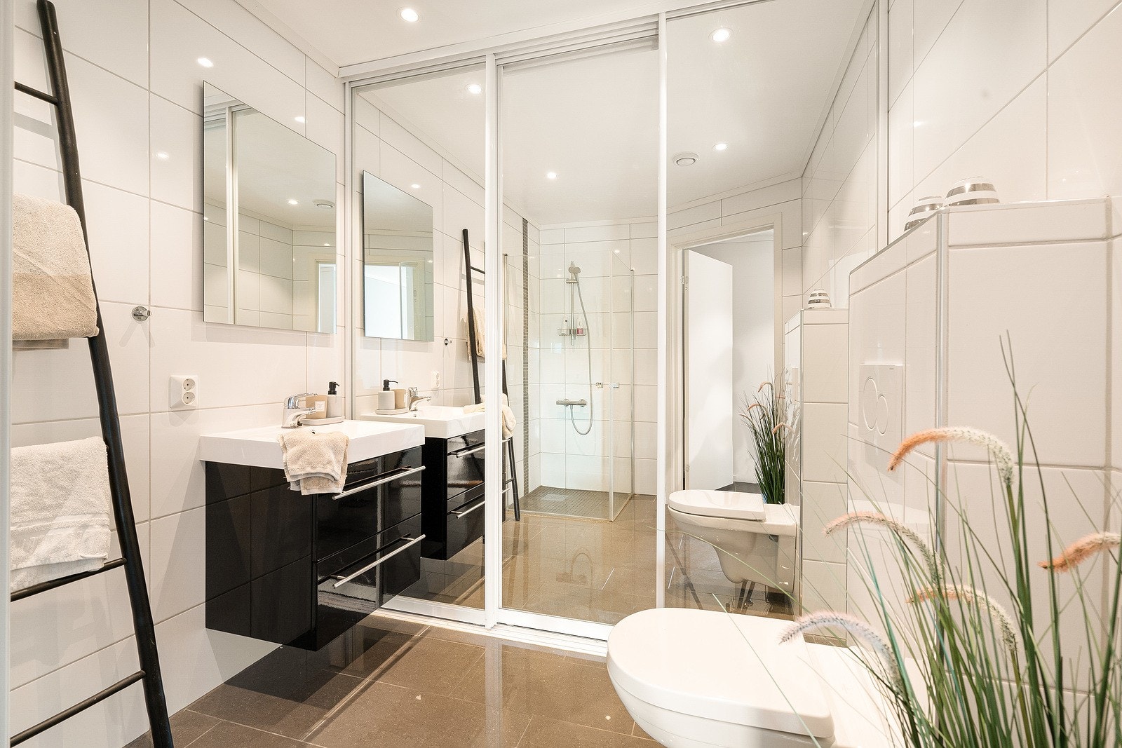 Fint bad/vaskerom. Vaskemaskin og tørketrommel plasseres bak garderobeskap. Galleribilde