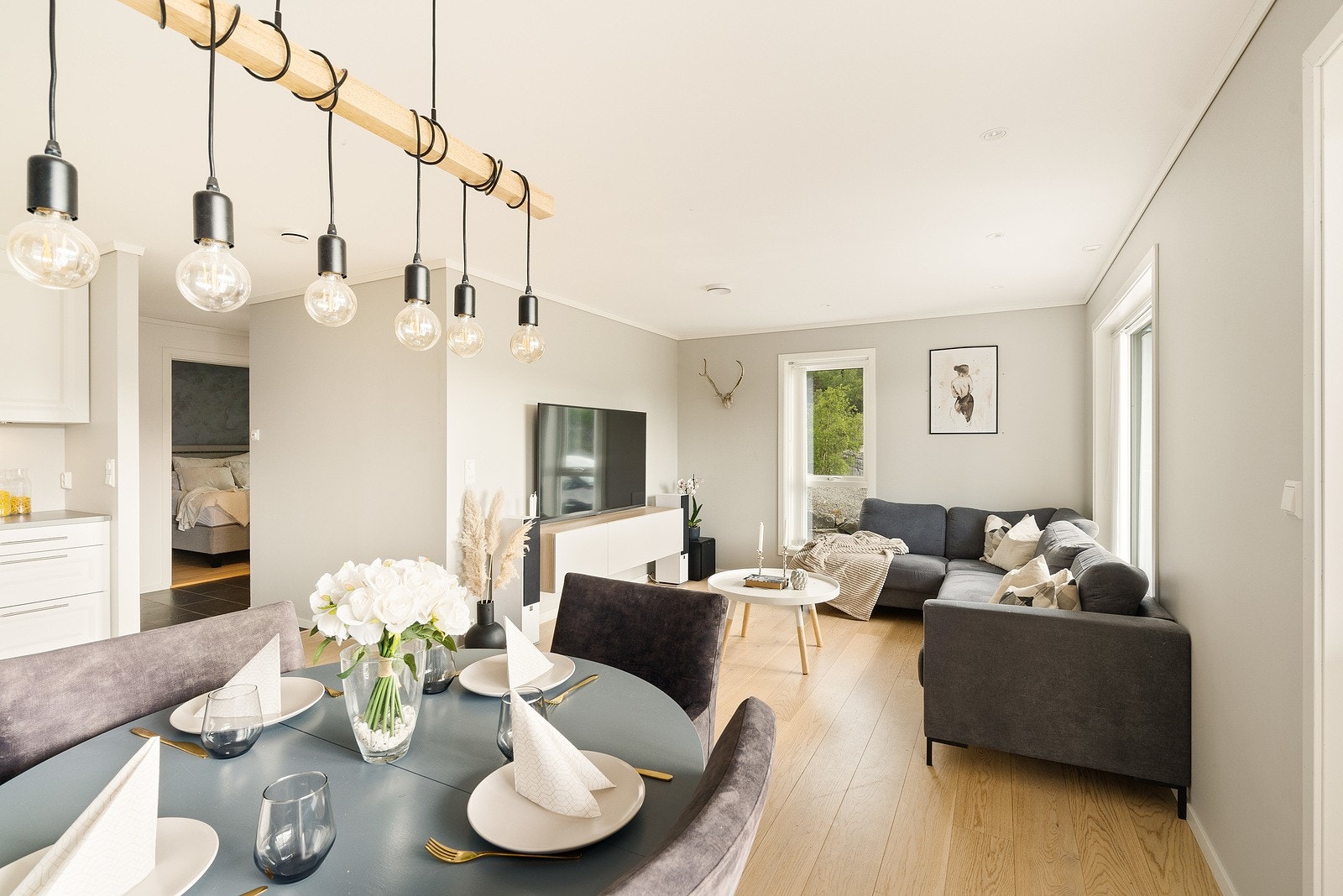 Romslig stue. Galleribilde