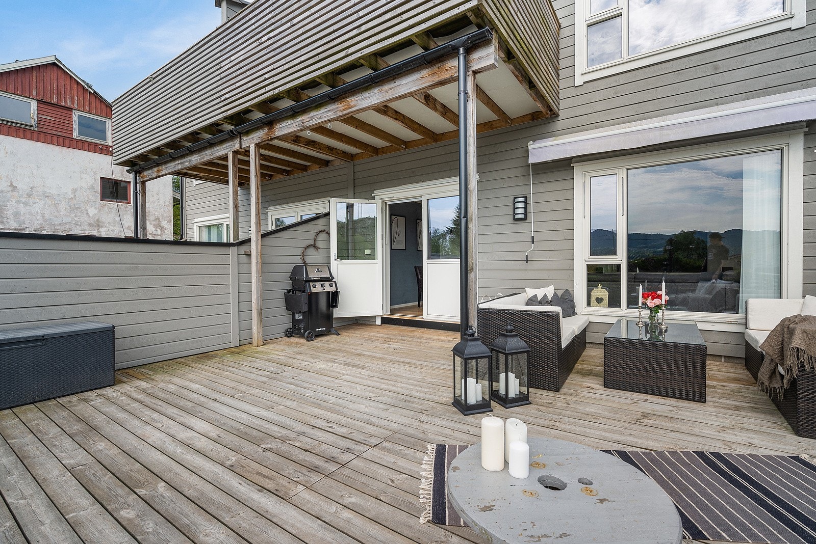 Leiligheten har stor terrasse med god plass. Her kan en nyte fine sommerdager. Galleribilde