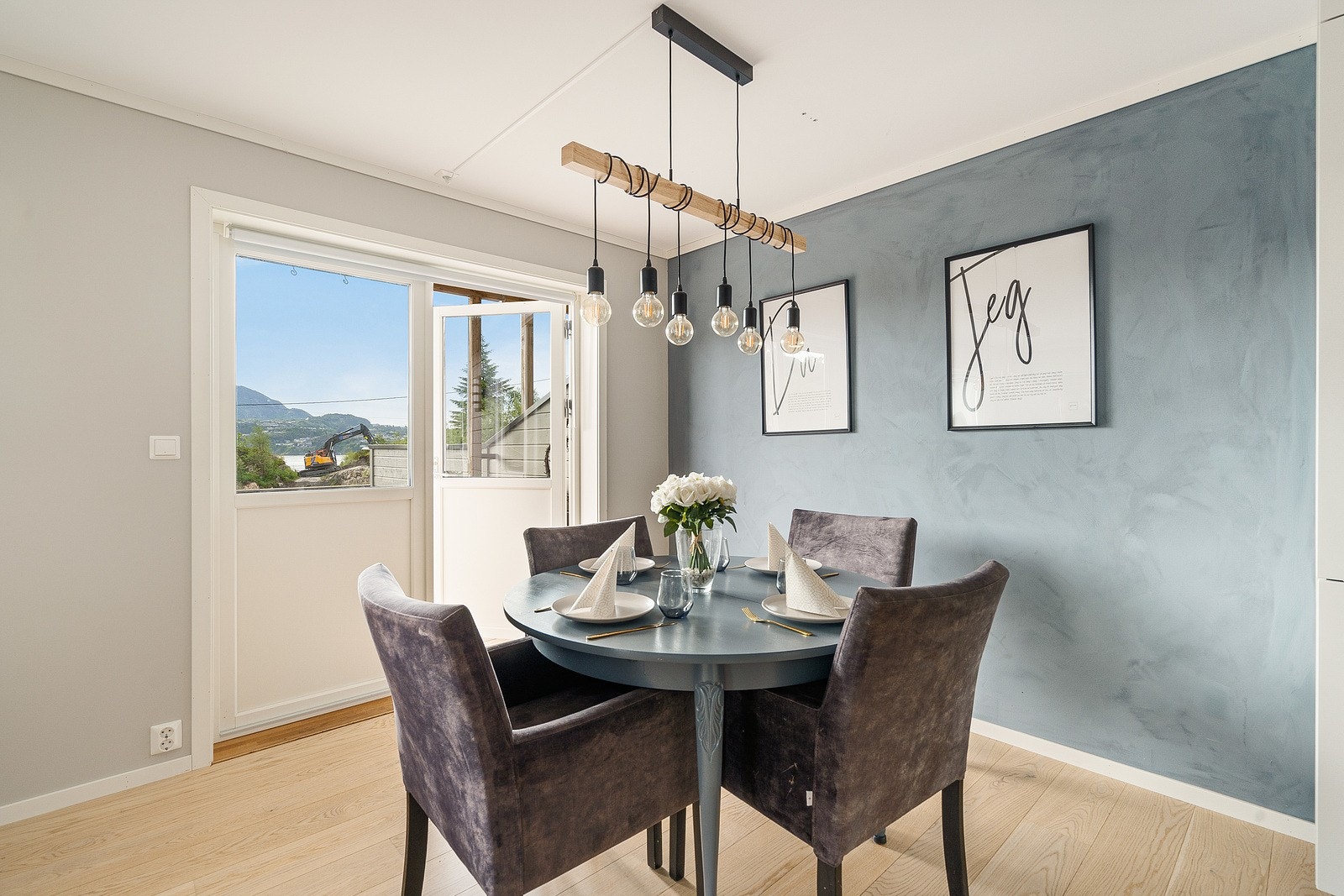 Stue med vinduer som slipper inn rikelig med naturlig lys. Galleribilde