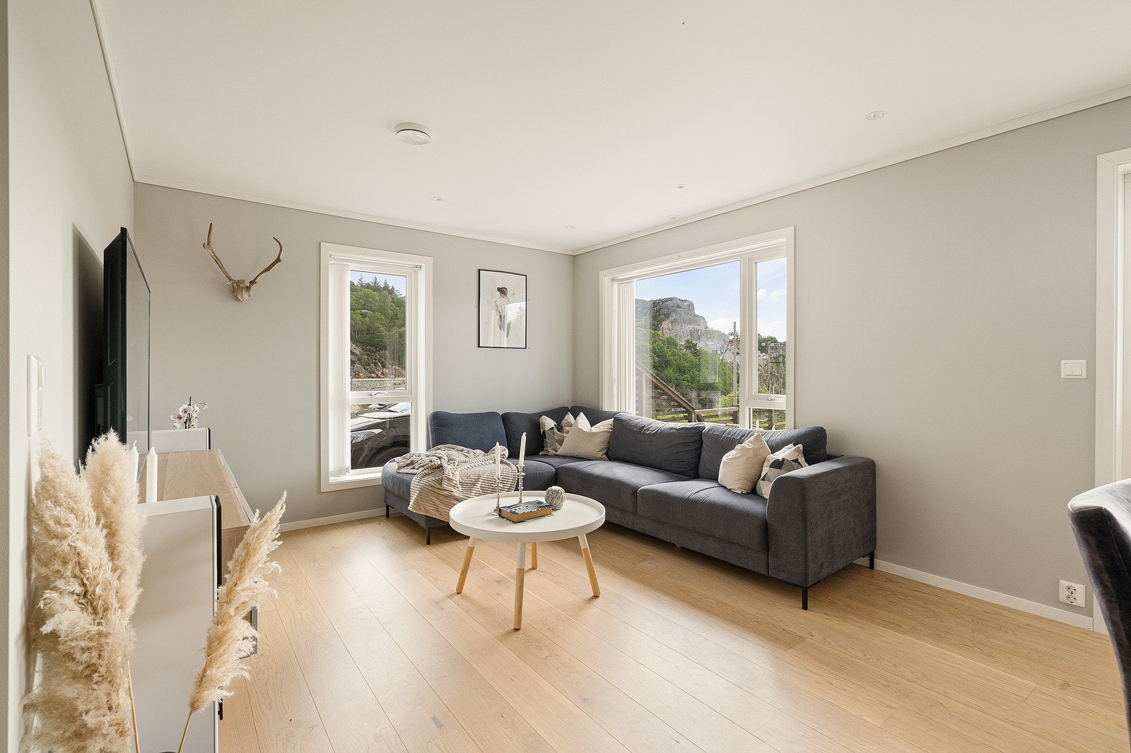 Stuen har moderne farger og plass til både sofagruppe og spisebord. Galleribilde