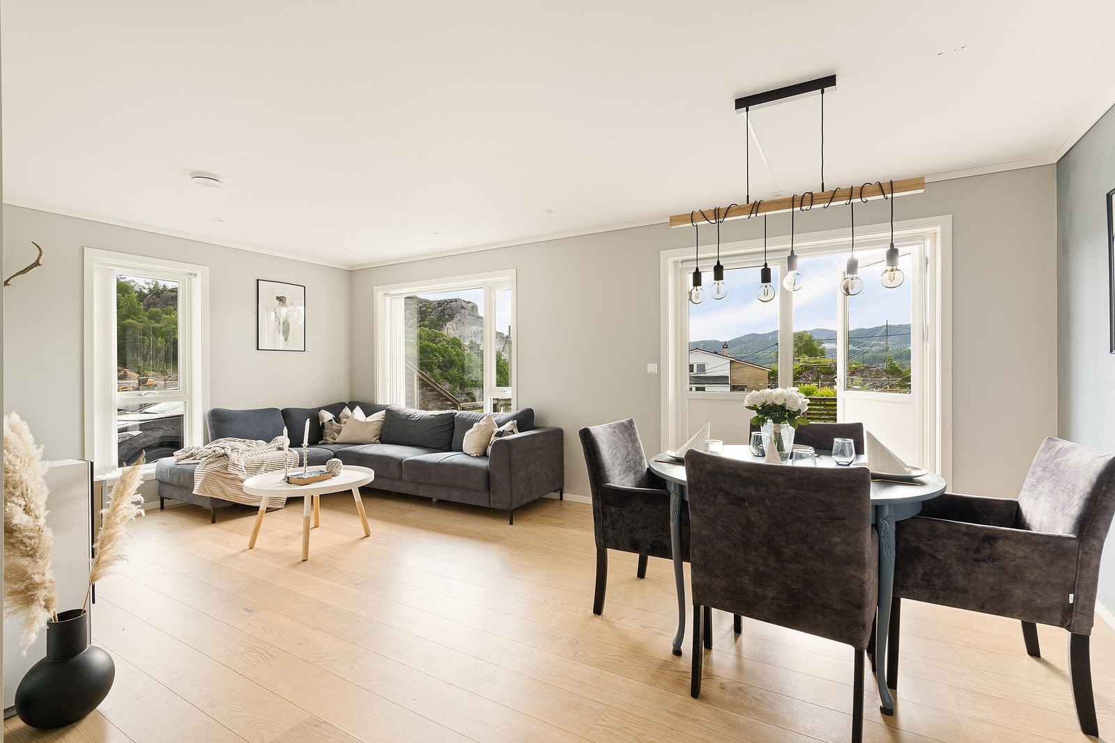 Romslig stue. Galleribilde