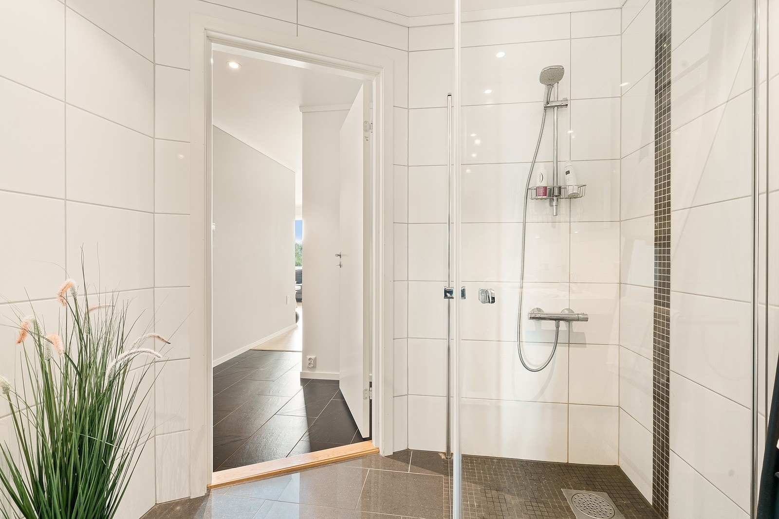 Bad med servant, dusj og toalett. Varmekabler i gulv. Galleribilde