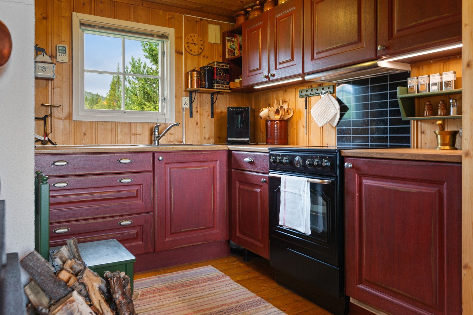 Kjøkkenet har godt med oppbevaringsplass i skuffer og skap. Galleribilde