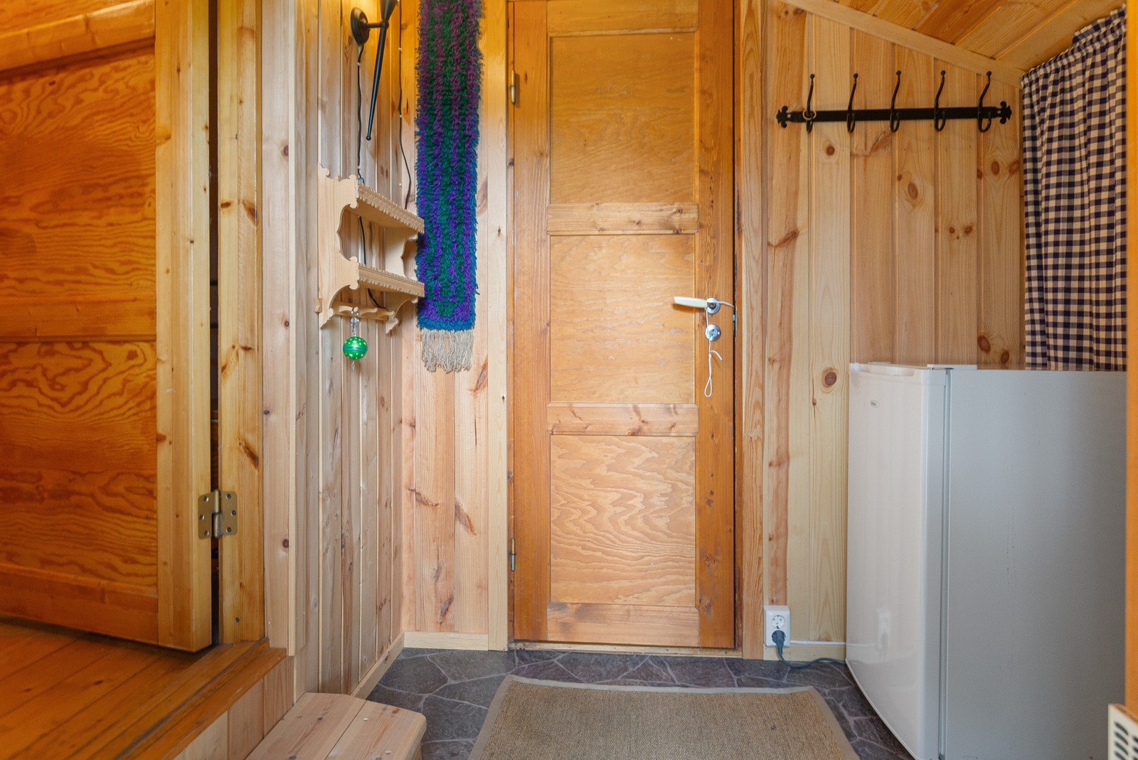 Entré med mulighet for å etablere garderobeløsning. Døren rett frem er til ett av soverommene. Galleribilde