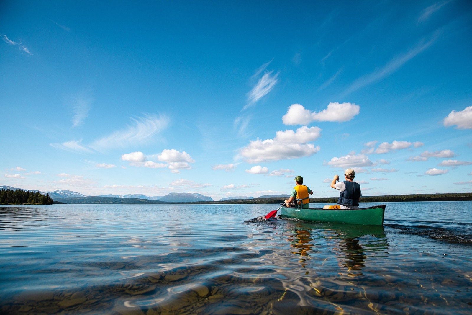 Ved Vasskanten nedenfor Oset Høyfjellshotell kan man leie blant annet kano. Her er det også hyggelig servering. Galleribilde