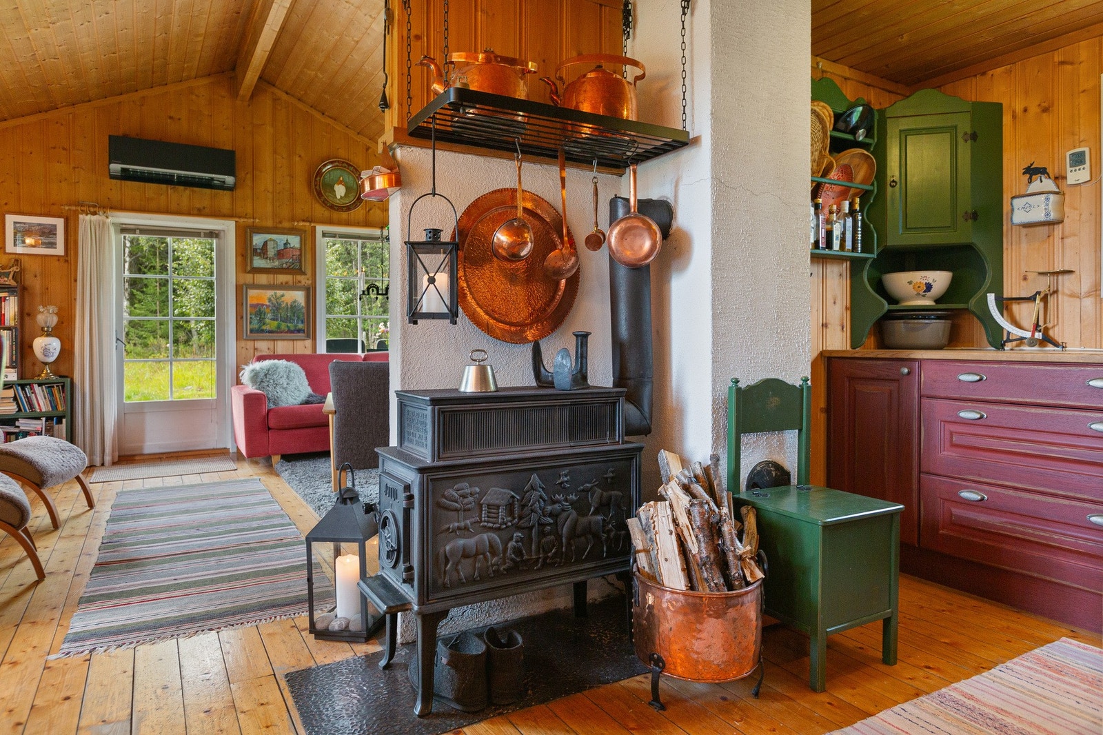 Vedovn fra Jøtul som både varmer godt og skaper det gode hyttepreget. Galleribilde