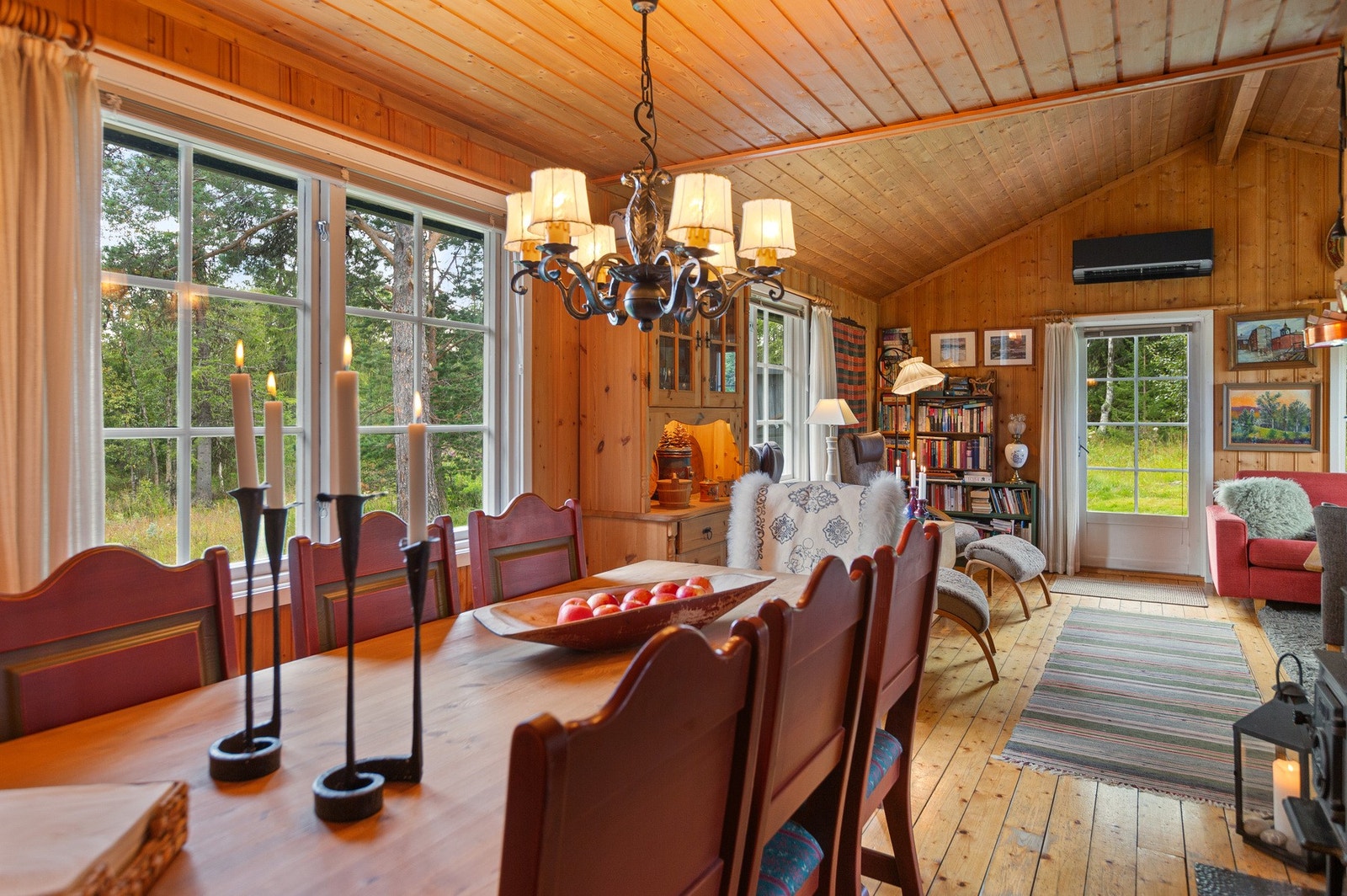 Spisegruppe med god plass rundt bordet. Galleribilde