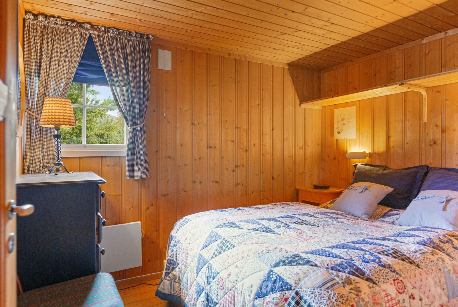 Hovedsoverom med god plass til dobbeltseng. Til venstre er det en garderobeløsning med forheng. Galleribilde