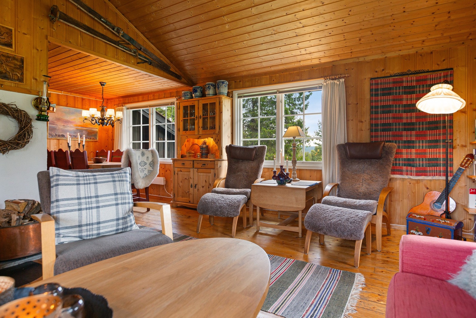 Stuen har god plass til møblering i flere soner. Galleribilde