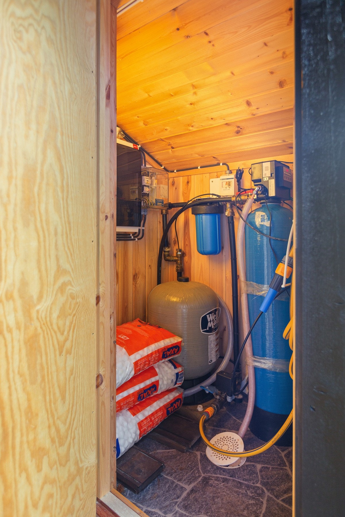 Ved inngangspartiet er det et teknisk rom med trykktank og renseanlegg. Galleribilde