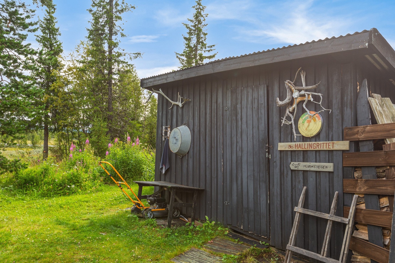 Bod med oppbevaringsplass, samt en utedo. Galleribilde