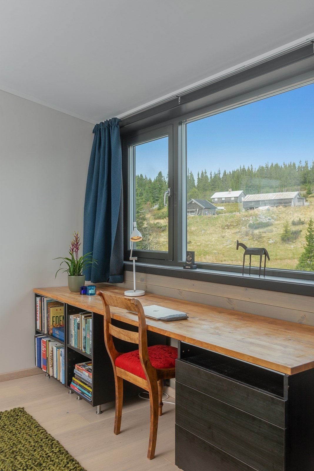 Soverom nr 3 har flott utsikt utover landskapet på Nevra. Galleribilde