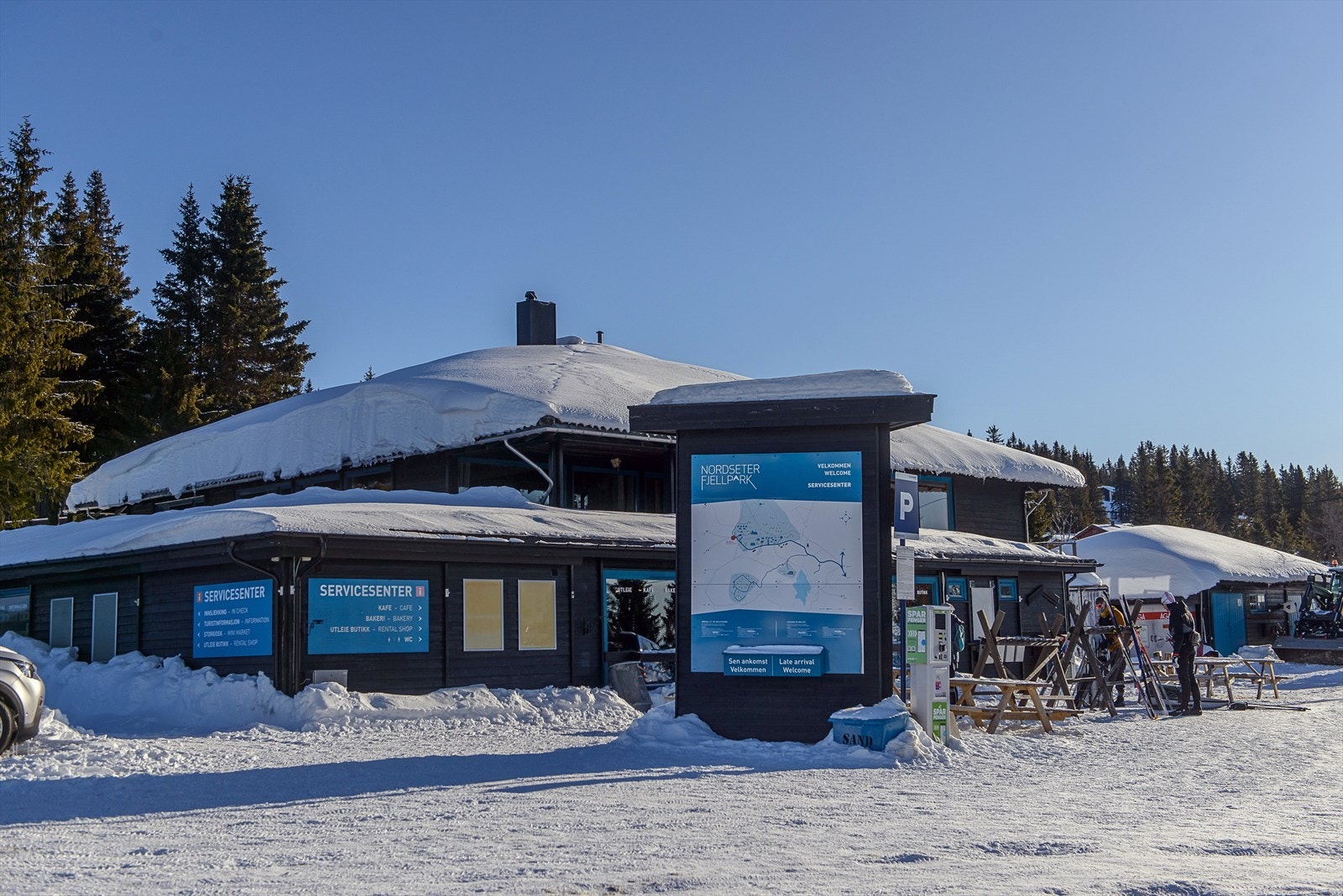 Fra leiligheten er det gangavstand til Nordseter Fjellpark som bl.a. tilbyr et lite utvalg av kiosk og kolonialvarer, skiutleie og kafé. Galleribilde