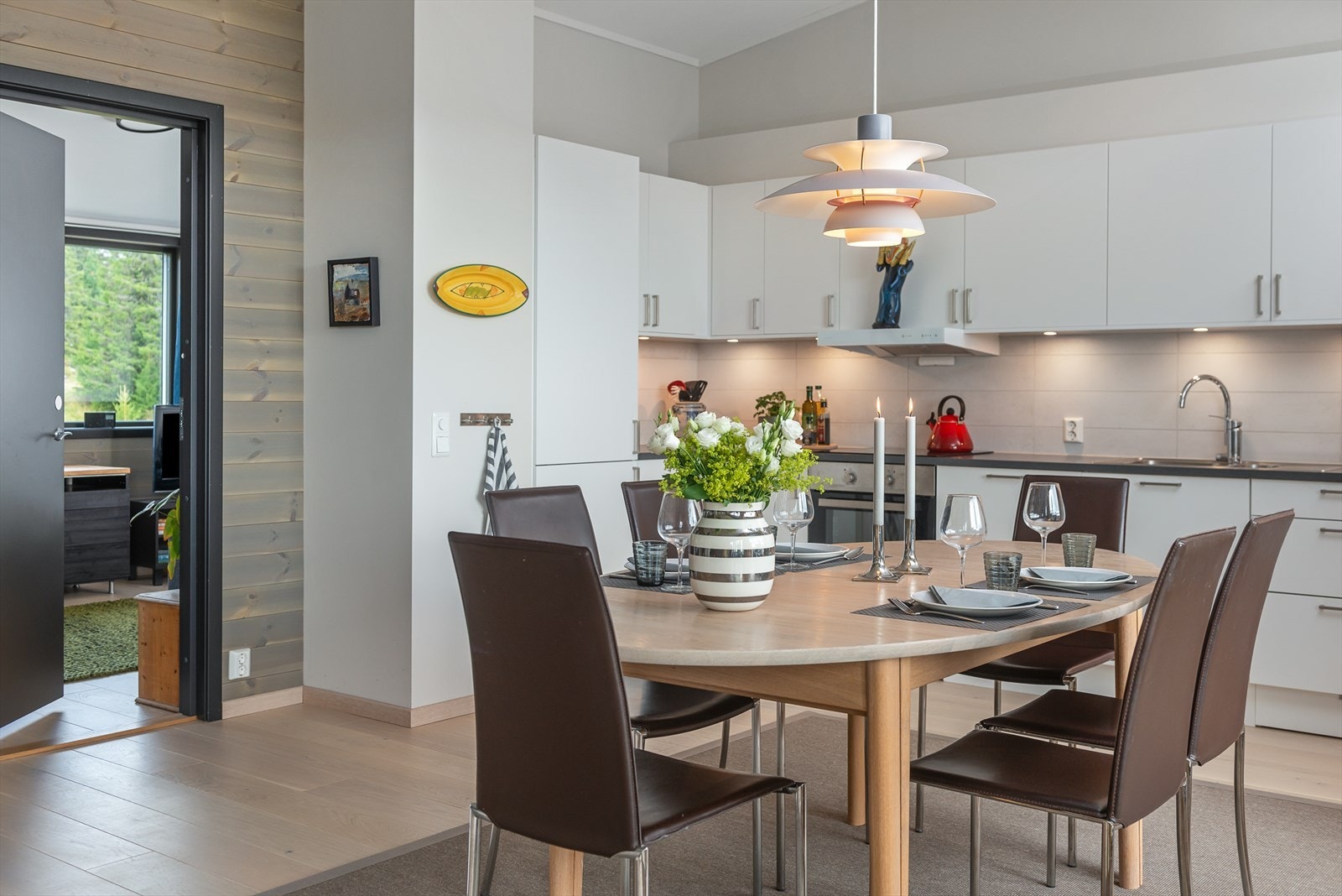 Lys kjøkkeninnredning har laminerte skrog med glatte fronter Galleribilde