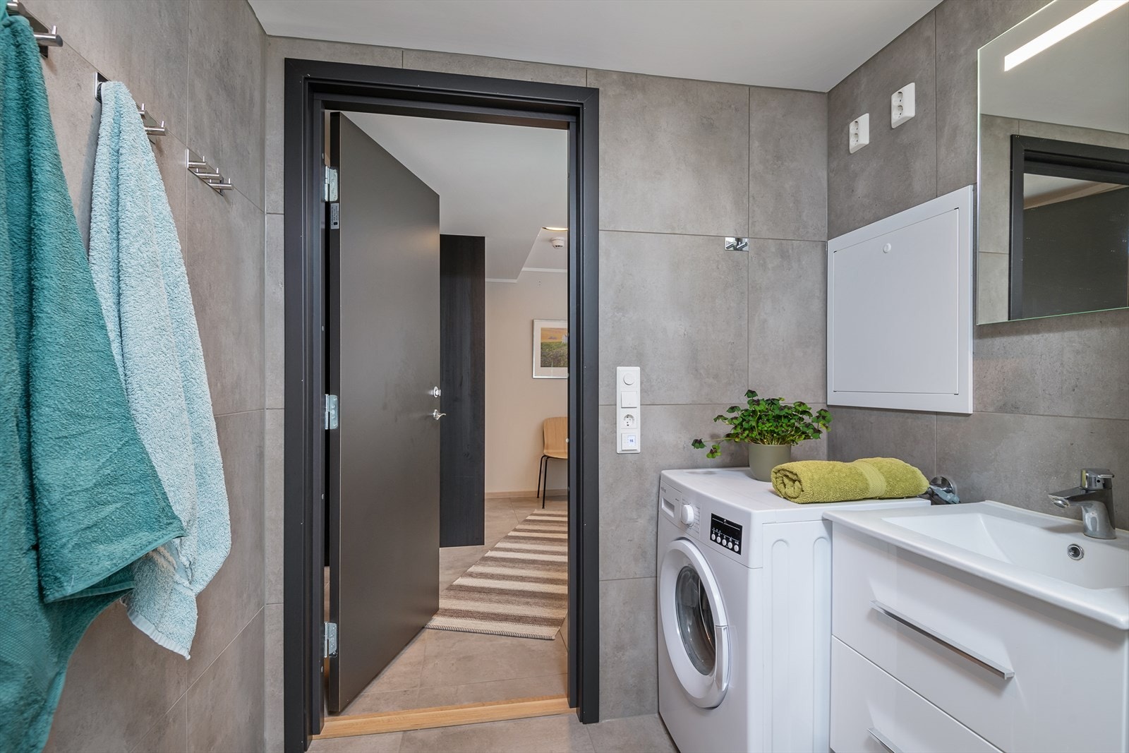 Badet har varmekabler i gulv og det er nedsenket gulv i dusjsonen. Plass og opplegg til vaskemaskin. Galleribilde