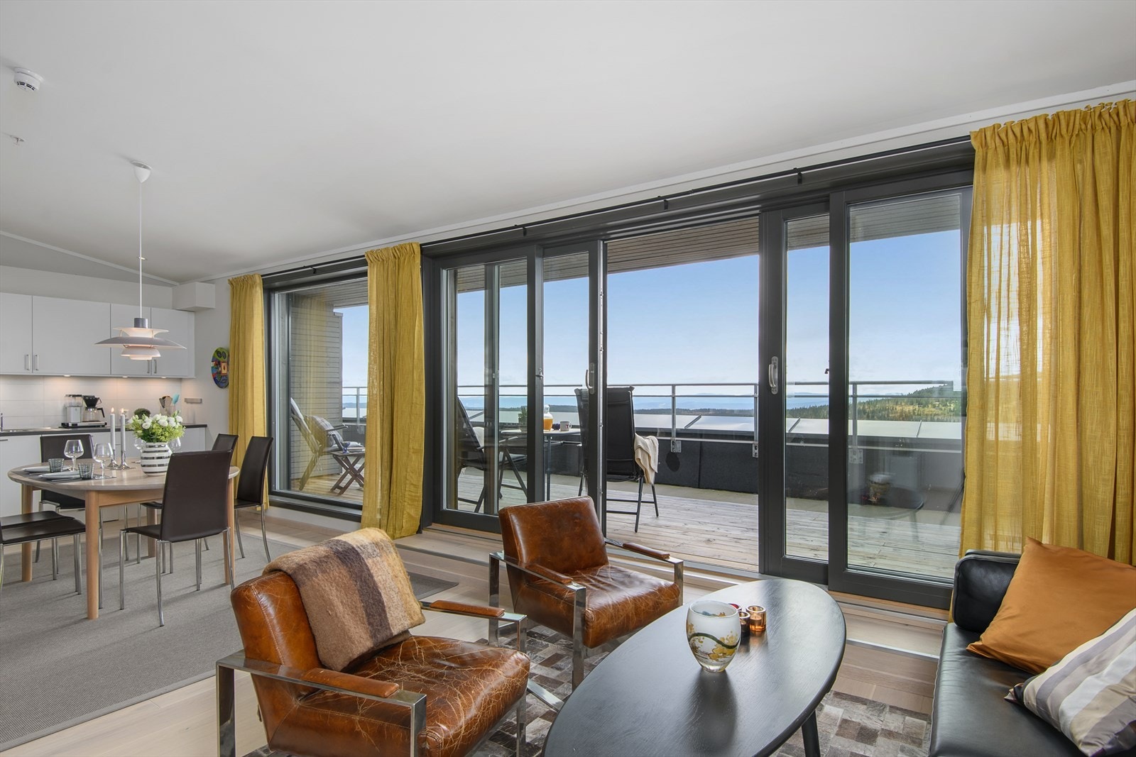 Leilighetenes åpne planløsninger gjør at det naturlige lyset fra de store vindusflatene utnyttes til det fulle. Galleribilde